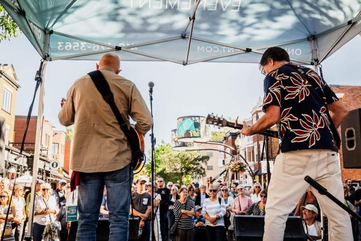 Support technique lors d'un show en plein air Québec