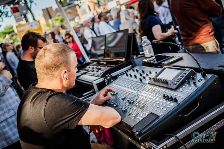 Support technique lors d'un show en plein air Québec